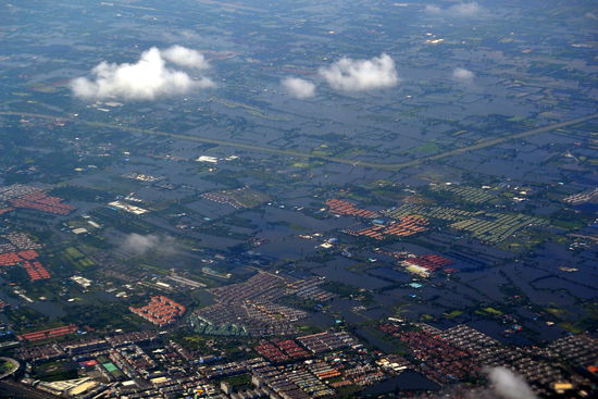 Um in den Norden von Thailand zu gelangen, mussten wir fliegen, es fuhr weder Bus noch Zug. Von oben sahen wir das ganze Ausmaß der Überschwemmungen ...