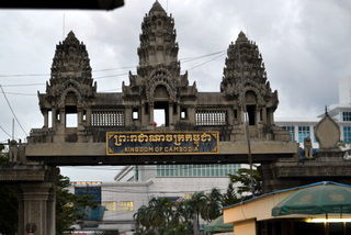 Nach längerer Suche nach dem "echten" Immigration-Office konnten wir endlich einreisen Welcome to Cambodia