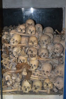 ... mit den Schädeln der Opfer als Mahnmal.
