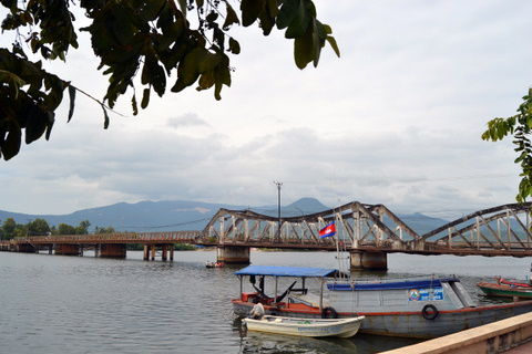 Die alte Brücke, die stammt noch aus der Kolonialzeit, wird aber immer noch befahren.