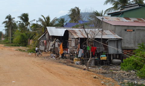 ... geht es schon viel ärmer zu. Kein Wunder, dass in Kampot soviel gebettelt wird!