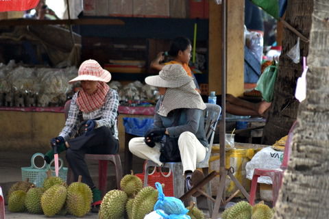 Khmer - Frauen auf dem Markt mit den landestypischen Hüten und Tüchern (Kama)