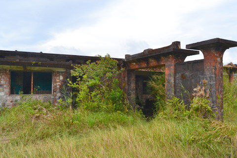 Die einst prächtigen Häuser verwandelten sich in unheimliche, fensterlose Ruinen und wurden im Laufe der Zeit von orangefarbenen Flechten überwachsen. (Hier wurde der Film "City of Ghosts" gedreht)