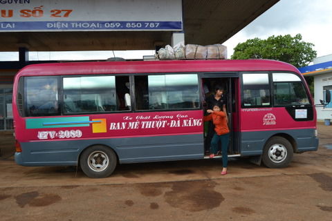 In diesem 'riesigen' Bus wurden 40 ! Personen + 1 Tonne Bohnen + 6 grosse Kisten mit ??? + Gepäck der Fahrgäste (Vietnamesen reisen mit viiiiiel Gepäck)transportiert und neben der (auslaufenden)Fischkiste unsere Rucksäcke !!! Zwischen den Sitzreihen werden Höcker aufgestellt und da finden noch viiiiele Leute Platz...