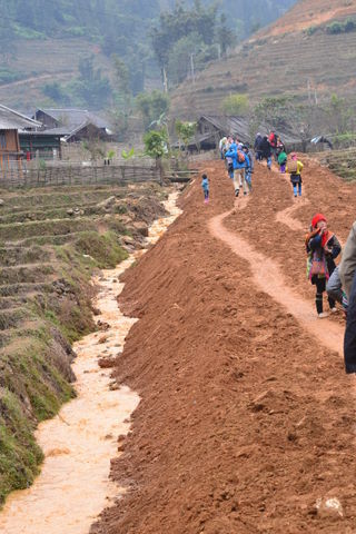 Endlich haben sie begonnen eine Strasse zu den abgelegenen Dörfern in den Bergen zu bauen ... obwohl sie die Urvölker dieses Landes sind werden sie von den heutigen Vietnamesen sehr an den Rand der Gesellschaft gedrückt ...