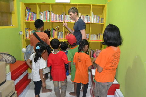 Dominique mit den Kindern in der Bibliothek.