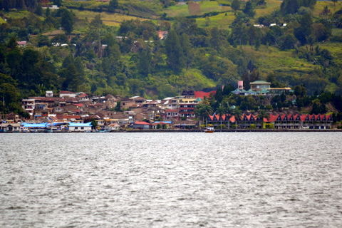 Der Hafen von Parapat auf dem Weg nach Samosir ...