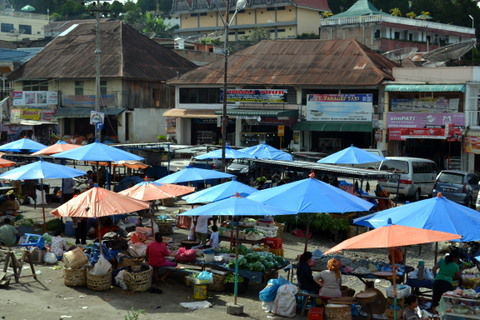 Marktplatz von Parapat. Wenn mann durch dieses Städtchen spaziert, denkt man die Zeit ist stehen geblieben. Pierre (aus Ozeanien -Südsee) erzählte uns, dass es vor 35 Jahren, als er das 1. Mal dort war, schon so ausgesehen hat!