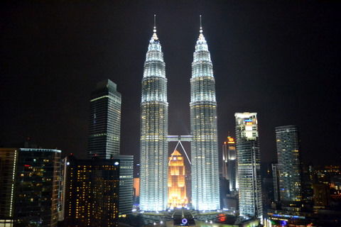 BEEINDRUCKEND !!!
Die Petronas Twin Towers. Mit ihren 452m, die höchsten Zwillingstürme der Welt.