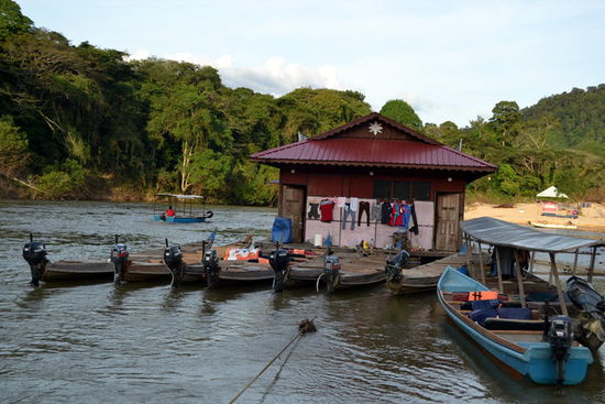 Bis zu einem kleinen Ort namens Kuala Tahan