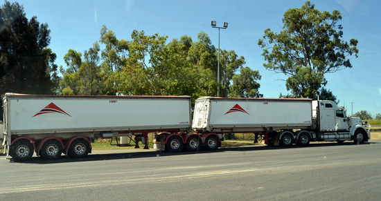 Riesige Trucks - Road Trains