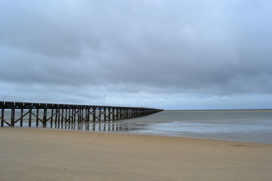 Dieser Steg geht Kilometer weit ins Meer hinein.