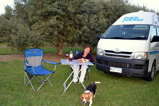 Und wieder fanden wir ein 'originellen' Campingplatz: Zwischen Olivenbäumen und Weinreben und ein Beschützer hatten wir auch