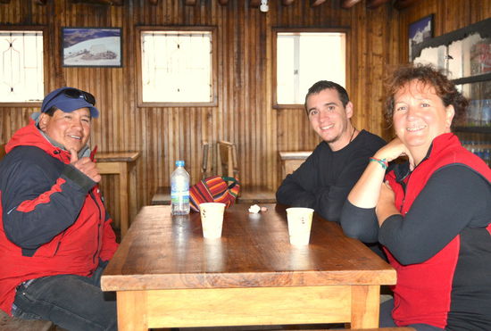 Unser Guide Claudio, William der Ami und wir beim wohlverdienten heissen Tee.