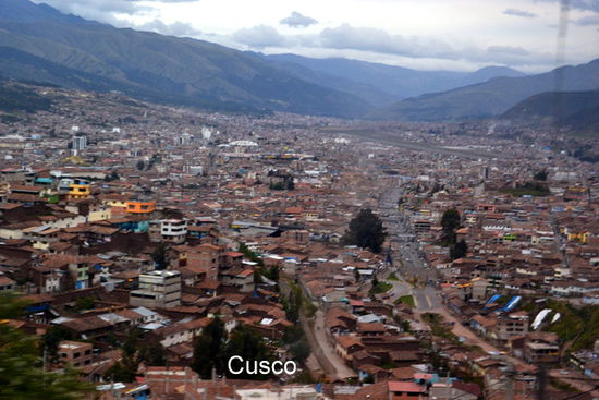 Cusco im Zentrum des peruanischen Andenhochlandes. Sie liegt auf 3.416 m Höhe. Hauptstadt des Inkareiches und Ausgangspunkt zu der Inkastadt Machu Picchu.
1983 wurde sie in die Liste der UNESCO-Welterbestätten aufgenommen.