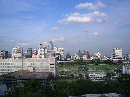 Skyline von Bangkok, im Hintergrund die BTS (Bangkok Transport System), ohne die hier um die Rush hour nix laufen würde ... ( im wahrsten Sinne)