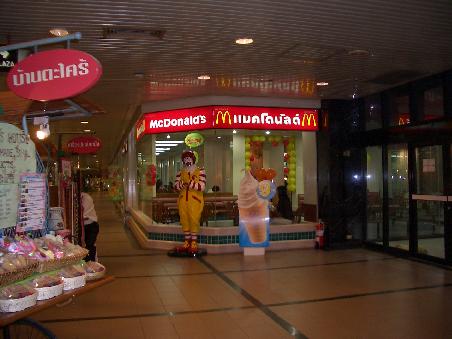 Na klar: die Kette darf natürlich nirgendwo fehlen, hier im Zentral World Bkk, diesmal: Auf Thai.
