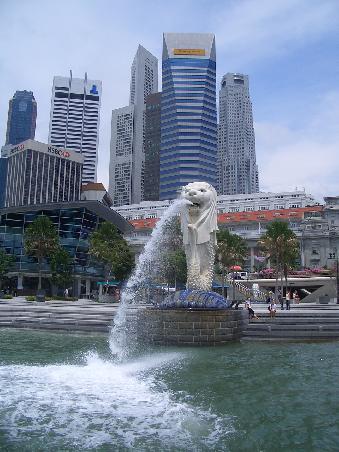 Nach ein paar Monaten "crazy Bangkok" hat der gemeine Mitteleuropäer einfach mal das Bedürfnis nach Ordnung, Ruhe, Sauberkeit - und diese Sehnsucht kann man in dem ca. 1, 5 Flugstunden entfernten Singapur stillen...Mit der Billigfluglinie AIR ASIA komt man auch ganz günstig hin ( direkt Tickets im WTC kaufen). Singa ist wirklich pur: absolut clean, beinah steril, vielleicht sogar ein bissel langweilig -aber dennoch cool. Die Stadt sieht aus wie geleckt- sicherlich liegt das auch daran, dass jegliche Zuwiderhandlungen gegen die allgemeine Ordnung mit hohen Geldstrafen geahndet werden: Bei sorglosem Wegwerfen von Kippen oder Zigiasche auf die Straße ist man mit 200 Singadollar dabei, bei Papierwegwerfen oder nicht entsorgte Hundescheißhaufen 300 Singapurdoller, in der Metro ist absolutes Trink- und Essverbot, bei Zuwiderhandlungen droht auch der Dollarverlust. Sogar die Durian (besser bekannt als Stinkefrucht) darf nicht mit in der Metro transportiert werden.