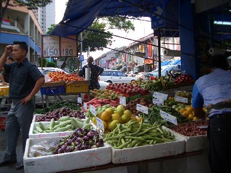 Little India- ein Stadtteil von Singapur, der durch seinen Charme, sein Flair und durch die Gerüche und Farben besticht. Das Zusammenleben der unterschiedlichsten Kulturen und Religionen scheint in diesem Stadtstaat zumindest auf dem ersten Blick zu funktionieren. Natürlich beruht das vor allem auf rapiden Gesetzen und Regeln - aber es funktioniert, darauf kommts ja an.