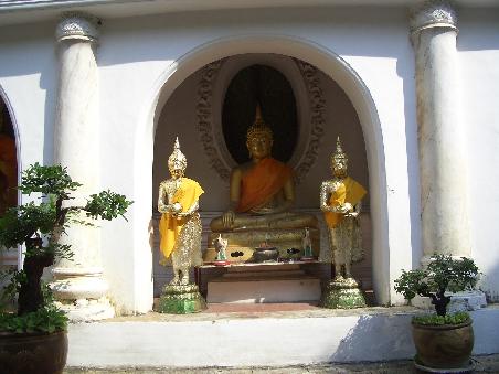 Die Buddhas sind mit kleinen Goldblättchen verziert, die in der Sonne um die Wette funkeln.