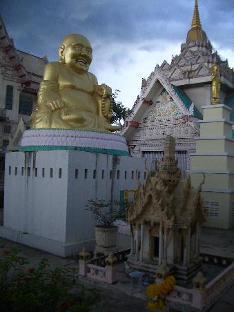 Hier beschützt ein äußerst wohlgeformter Buddha samt Geisterhäuschen eins der wenigen buddhistischen Nonnenkloster in der Nähe von Nakhom Pathom.