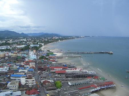 Blick vom Hilton auf HUA HIN, der Ort am Golf von Thailand, an dem heute sogar noch Königskinder baden.Leider sehr touristisch, very british, eine Menge an Nachtetablissements and Irish Pubs, Pferden (und dazu gehördende Pferdeäppel) und ein bissel Mallorca-feeling... wers braucht, wird hier selig.