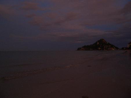 Abendstimmung am Beach von Hua Hin, im Hintergrund der Berg vom Goldenen Buddha.