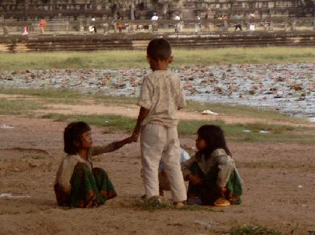 Kambodschanische Kinder, die inmitten der Anlagen von Angkor Wat spielen... ( Wenn sie nicht gerade Geld verdienen, z.B. durch gestellte Fotos)