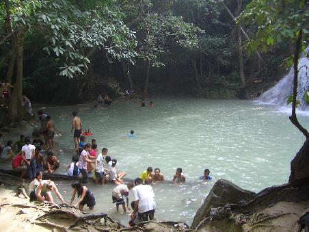 Die Thais wissen, wo es in ihrer Heimat am schönsten ist: deshalb sind auch viele da- aber gott sei dank sind die lieben thais ein bissel beinfaul...so dass sie lieber beim ersten wasserfall bleiben, statt die gesamten Erawanwasserfälle abzulaufen.