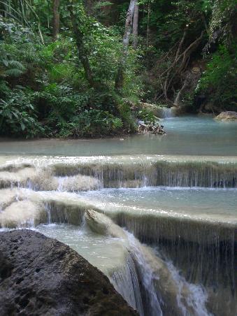 ... stufenweise über den gesamten Nationalpark erstreckt und zu einem ausgiebigen Bad einlädt ( am besten very thai - nämlich gleich mit den ganzen Klamotten...,Wechselsachen sind trotz tropischer Temperaturen zu empfehlen)