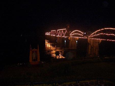 Ein Bildnis vom König und schön viele Lichter verschönern die Feierlichkeiten unter anderem zum River Kwai Festival- bekannt ist diese Brücke auch als die Brücke am Kwai / Brücke des Todes. Der Film dazu wurde allerdings auf Sri Lanka gedreht und thematisierte den strategisch wichtigen Eisenbahnbau der Japaner durch Thailand bis Burma (heutiges Myanmar) während des Zweiten Weltkriegs - dem tausende von Kriegsgefangenen und Allierten zum Opfer fielen.