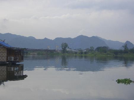 Herrliche Landschaften betten Kanchanaburi ein; auf dem Hausboot lohnt sich auch eine Übernachtung
