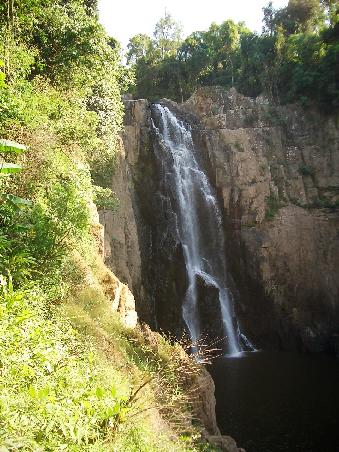 Herrliche Wasserfälle bestimmen die kontrastreiche Landschaft.