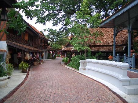 Muang Borang- ein Auslug nach Ancient City lohnt sich von Bangkok aus - bei genügend Zeit- auf jeden Fall. Man findet dort - der geografischen Gestalt Thailands nachempfunden - alle möglichen Architekturen des Landes, entweder noch existent oder schon längst vergangen: für Architekturfreaks ein absolutes Muss!!
