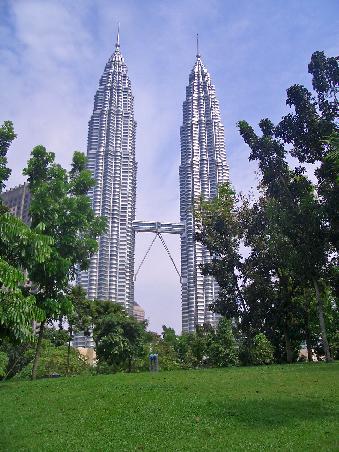 Das Wahr- Zeichen der malaysischen Hauptstadt: die Petrona- Zwillingstürme. Am besten schon morgens hin, denn es gibt pro Tag eine beschränkte Anzahl an Eintrittskarten, die allerdings keinen Eintritt kosten und die genau die Zeit vorschreiben, wann man hochfahren kann ( nur bis zu dem Übergang, alles folgt einem strengen Zeitplan. Pünktlichkeit zahl sich aus: