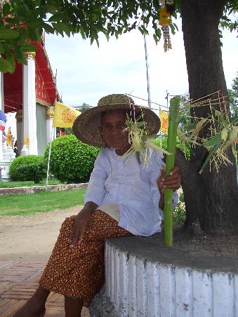 Ayutthanerin mit Selbstgebasteltem