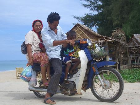 KoLantaner Familie zu viert auf dem Moped.