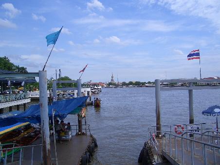 Bangkok via Boot zu erkunden, ist schließlich der schnellste, günstigste und angenehmste Weg überhaupt. (Boote ab BTS- Station Saphan Taksin)