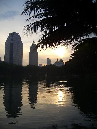 Sonnentergang im Lumphini-Park, die grüne Lunge Bangkoks