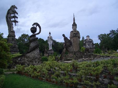 Jawohl, auch ein Ausflug in den Nordosten (Thai: der Ísan) lohnt sich: neben liebenswerten Menschen,endlosen Reisfeldern und richtig guten und preiswerten ISANFOOD gibt es auch jede Menge zu entdecken, wie zum Beispiel dieser skurrile Skulpturenpark in der Nähe von Nong Khai am Mekong im Nordosten Thailands.