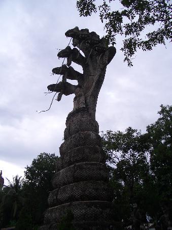 Die Skulpturen gehen allesamt auf Motive aus der buddhistisch-hindustischen Mythologie zurück. Klar, dass da ein Drachen oder eine Schlange nicht fehlen darf...
