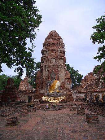 Ein Ayutthaya-Ausflug gehört eigentlich zu einem Muss, wenn man sich länger in Thailand aufhält. Von Bangkok aus ist die alte, von den Burmesen im 18. Jahrhundert zerstörte, Königstadt gut zu erreichen entweder mit dem Trans Van vom National Monument, oder preiswert mit dem Zug, wers eher bequem mag, kann auch den Bus ab Thonburi nehmen.