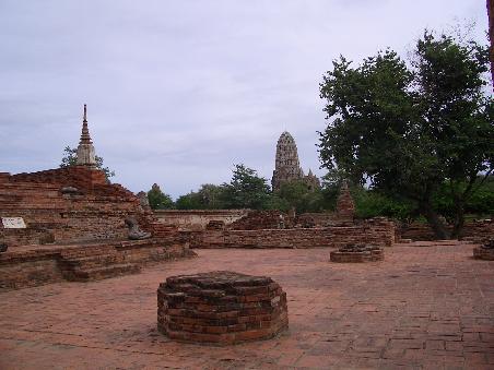 Wer genau hinguckt kanns sehen: bei den Buddhastatuen fehlen die Köpfe- noch heute sichtbare Zeichen des Kampfes, der hier vor gut 200 Jahren stattfand.