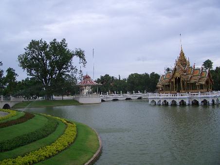 Unweit von Ayutthaya liegt die königliche Sommerresidenz BANG PA IN, die man auch per Boot von Bangkok aus erreichen kann. Eine erholsame Oase, bestehend aus großzügigen Parkanlagen, einem Thai-, China und Europaarchitekturenmix und den Flussausläufern des Chao Phraya.