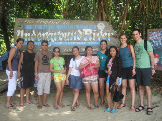 Kein untypisches Bild - wir beide umgeben von philippinischen Touristen. Sie lieben Gruppenfotos - hier ist nur eines davon.