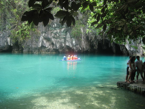 Hier ist der Eingang zum Underground River. Mit solchen Paddelbooten kann man ca 1,5km hineinfahren. Insgesamt fließt der Fluss aber über 8km durch die Höhle.