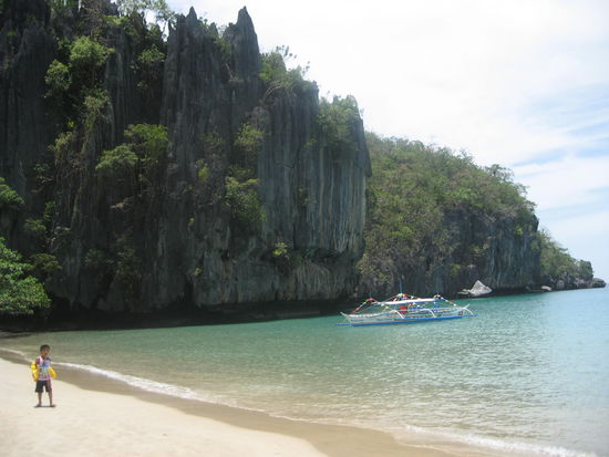 Karstfelsen am Strand beim Underground River