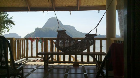 Frühstück gab es auf der Terasse und im Hintergrund immer der geniale Blick aufs Meer und Cadlao Island...