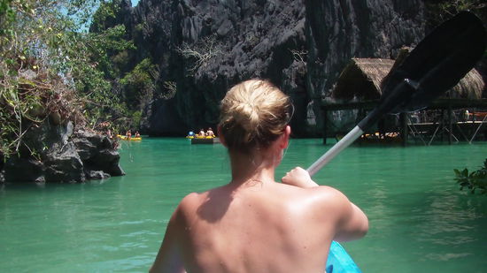 Rechts sieht man das schwedische "Survivor" Camp