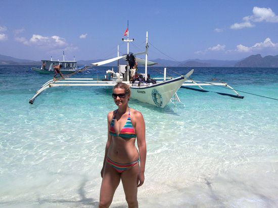 Stopp zum Mittagessen 
Eine Bucht "weiter" war ein privater Strand eines Luxushotels in El Nido. Die Gäste werden morgens mit dem Boot gebracht und abends wieder abgeholt. Auch bei der Airline, mit der man direkt nach El Nido fliegen kann, haben die Gäste des Hotels Vorrang... nicht unsere Welt...